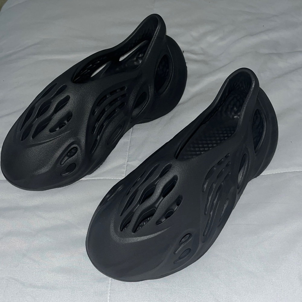 Women’s onyx adidas yeezy foam runner size 6.5 -37 , worn once